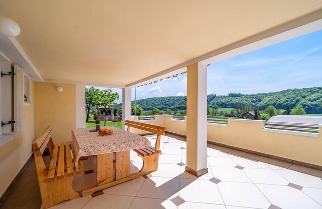 Near the river Korana welcomes you this friendly vacation home with pool.