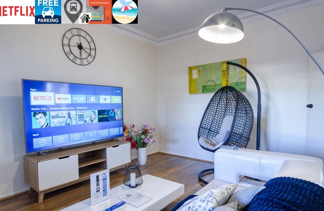 ⭐Near train station sleeps 10 w/t parking,75 inch TV, Netflix,Electric Bed & AC