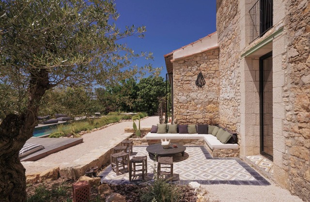 Near Uzès, 350m² air-conditioned Mas with swimming pool, 5000m² garden