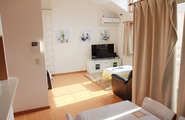 Nearby natural hot spring, 5LDK house can accommodate up to 17 people, nearest station 7 minutes, direct to Nippori station!