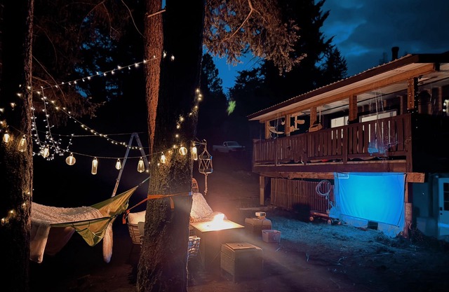 Nestled into the mountains, relax under the star in the hot tub