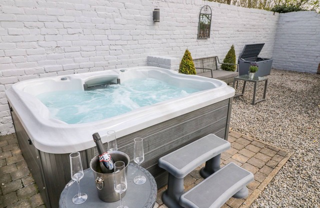 NETHERFIELD COTTAGE, family friendly, with hot tub in Pilsley
