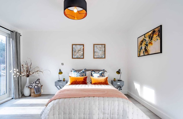 New 1 bed interior designed apartment, 55 mins to London