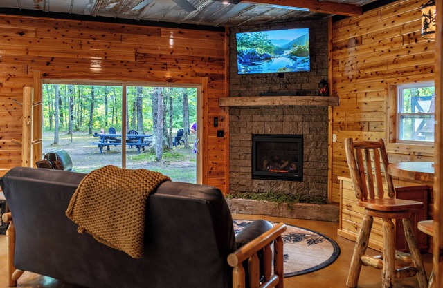 New 1bd/1bth cabin + washer/dryer- Sleeps 4 Near trails/Tippy Dam
