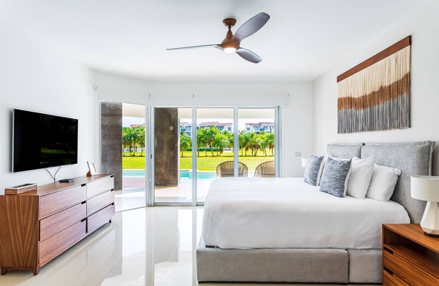 NEW 2 BR Apt SWIM UP at Mareazul Resort Sleeps 6