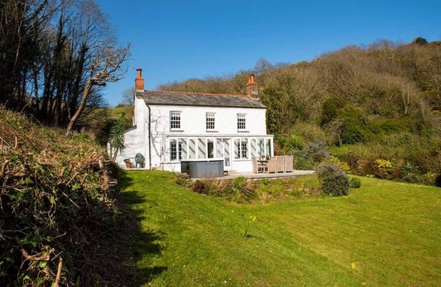 NEW 2021, Idyllic Cottage in Polkerris, by the beach, sea views, near Fowey.