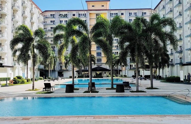 New 2BR w/Pool, fast Wifi, Netflix, Fitness area and near NAIA & SM