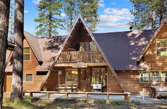 NEW "3 Peaks" Triple A Frame, Game room, Hot tub