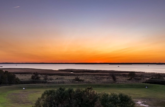 New! 3Bd 2Bth Oceanfront/Pool/Gym/Beach