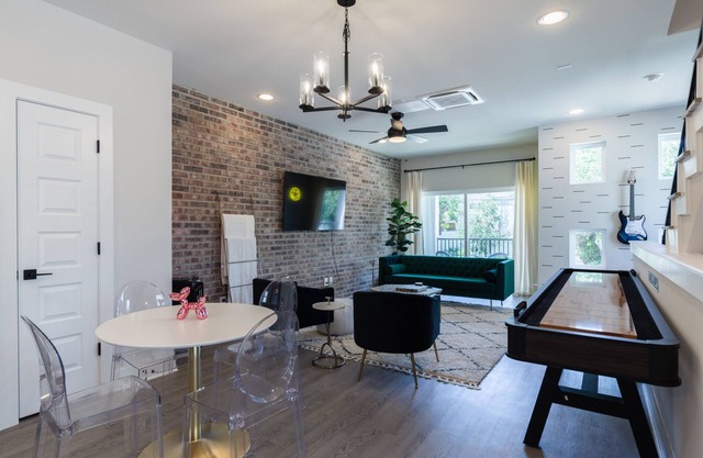 NEW 3BR/3.5 ensuite baths min away from Riverwalk, the Pearl, Downtown & Fiesta