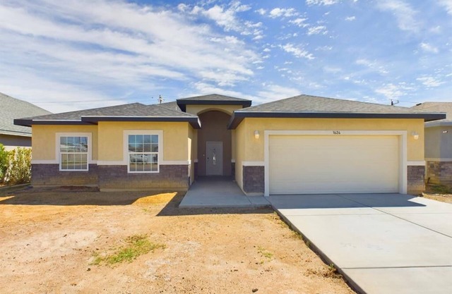 New 4 Bedroom/2 Bathroom in Historic Pecos! Close to Restaurants and Rodeo!