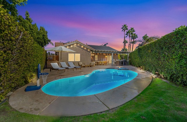 NEW! 4-bedroom private house with AC WiFi and pool near downtown Palm Springs