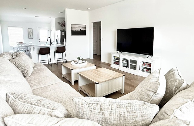 New 4BR Home – Sleeps 8 + Family-Friendly + Game Day Ready