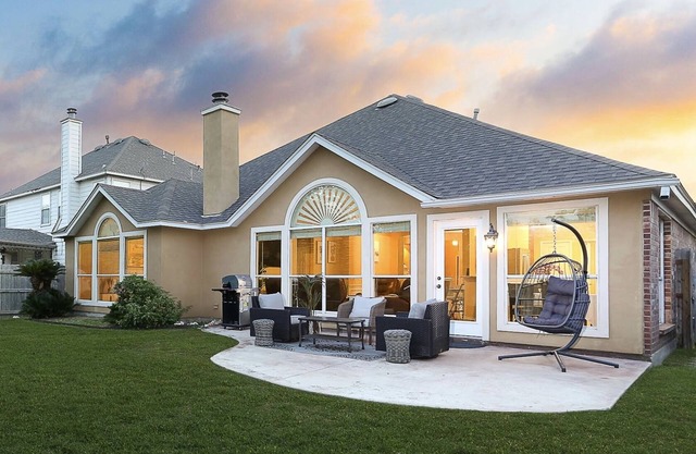 NEW! 5★ Location & Gated | LUXURY LIVING | Royal Beds 👑