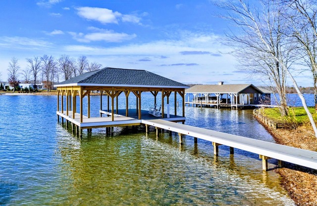 NEW 6BR Lakefront Lake Anna Cove, Dock, Deck, Fun!