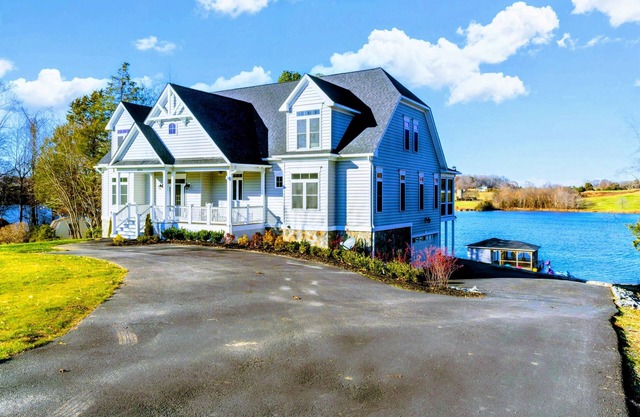 NEW 7BR Lakefront Lake Anna, Dock, Beach, Deck