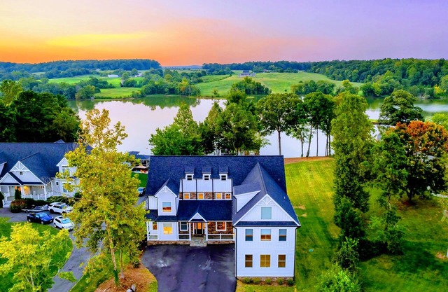 NEW 8BR Lakefront Lake Anna, Dock, Beach, Deck
