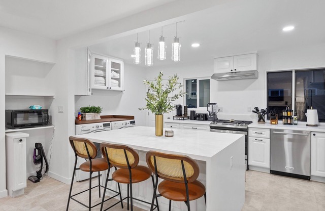 NEW! A Modern Oasis with Game room 15mins to Disneyland,beaches&more!
