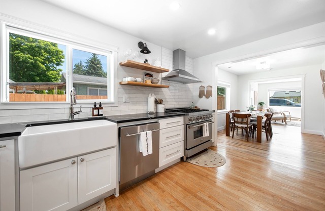 NEW! AC & Single Level house| EV Charger, King Bed | Parking