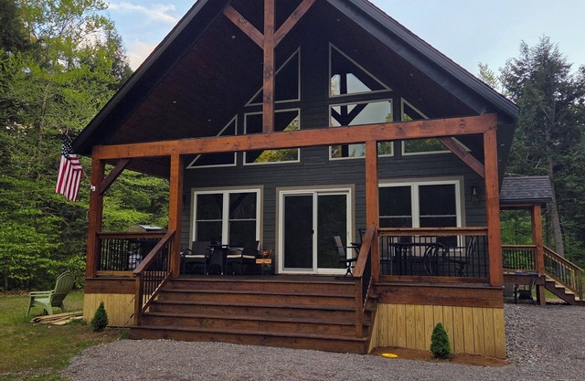 New ADK Cabin with gorgeous waterfront hangout on Kayuta Lake