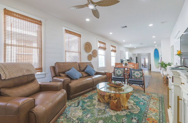 New! Amazing Downtown Location! Walk to Beach, Bars & Restaurants!