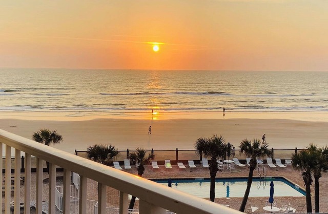 NEW Amazing Ocean Front Up to 6 Guests in Daytona - Up 6 Guests!