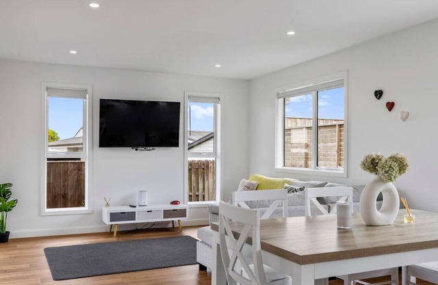 New and Bright Two Mile Escape - a Gem with short stroll to Lake
