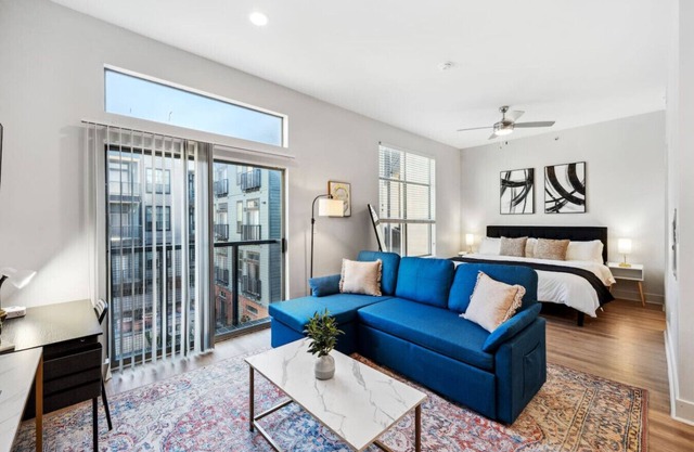 New Apt in DeepEllum with Pool and Parking near Baylor Med