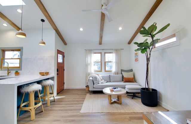 New Beach Bungalow 5 min from beach and restaurants + Hot Tub!