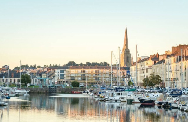 New Beau T3 - sleeps 4 - full heart of town Redon pedestrian street