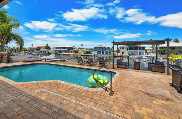 *New/Beautifully Remodeled/Waterfront/Pool Home