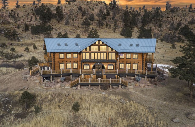 NEW Blue Sky Lodge on 80 Acres! Hot Tub, Decks, WiFi, wet bar, firepit, gym