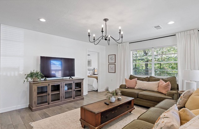 NEW! Bright, charming cottage, fully renovated ~1 mi. to A&M