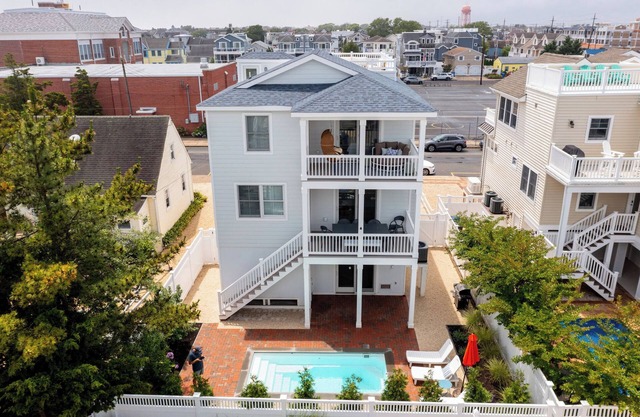 New Build w/Heated Pool & Game Room, 0.5 blocks to Fantasy Island, Sleeps 18
