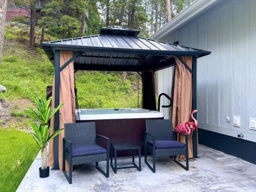 New Cabin w Private Hot Tub and Fire Pit
