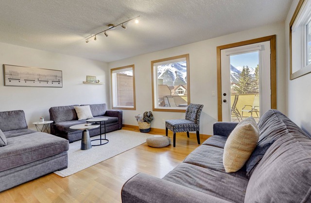 New Canmore townhome. Amazing views and walk to downtown