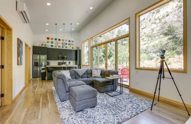 New Castle Getaway w/Grill & Mountain Views!