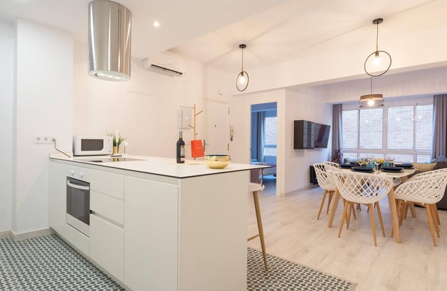 New Center 3Bedrooms 2 Bath Apartment