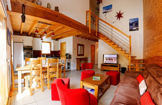 New chalet, rated 4 * sleeps 8, close to the slopes, mountain view, 92 m2