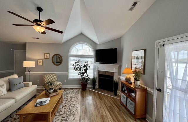 New! Charming Townhome 3 Minutes to Campbell