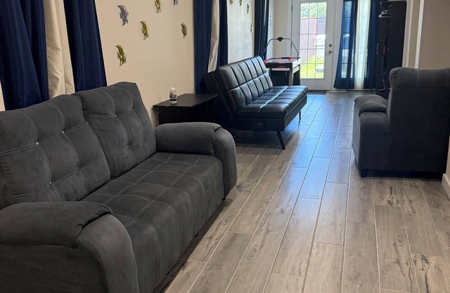 NEW Charming One Room Studio w/Pool Wi-Fi, walking distance to beach & shopping