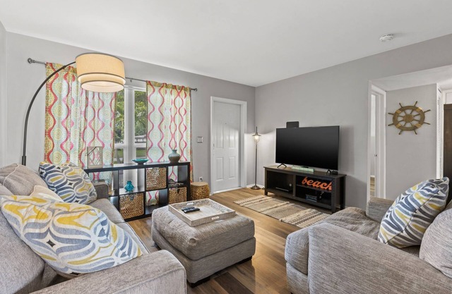 NEW!Cheerful 2BD Home|DOGS OK| Mins Drive to Beach