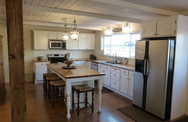 New, clean, charming, roomy house near Glacier Park w/views! Well appointed.