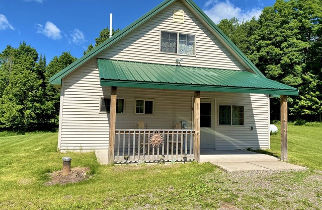NEW! Clean, Comfortable & Spacious Northwoods Cabin.