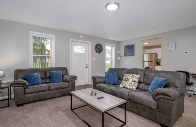 NEW! Clean & Remodeled Home in Cuyahoga Falls! Right by the National Parks!
