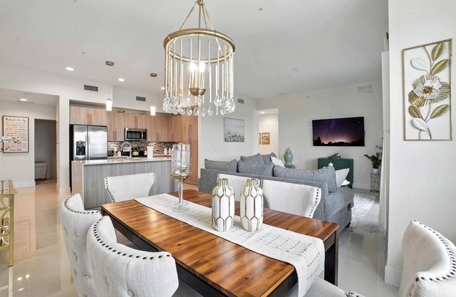 New Condo with Lanai & Open Living Area -Lake View