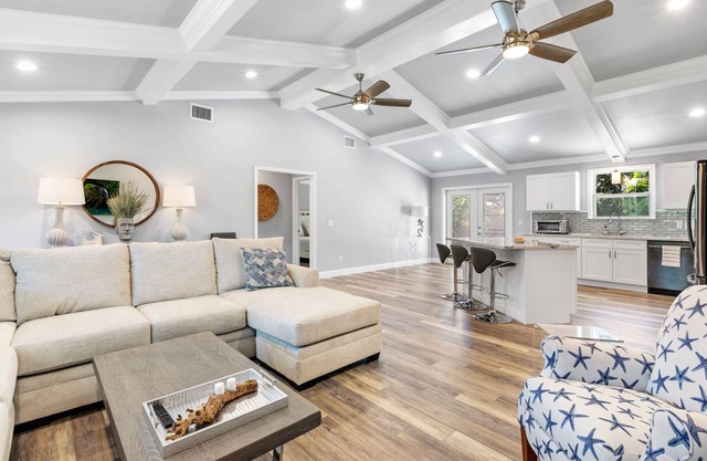 New Construction- Hot Tub - 1.3m to Beach, 2 KING Beds.