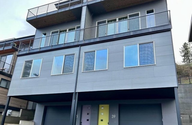 NEW Construction.Magnificent brand new 5bed/3.5bth in dt Hood River & Col Rvr