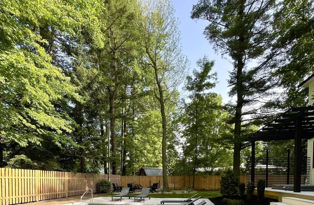 New Construction Sawyer getaway. Hot Tub. Heated POOL OPEN!