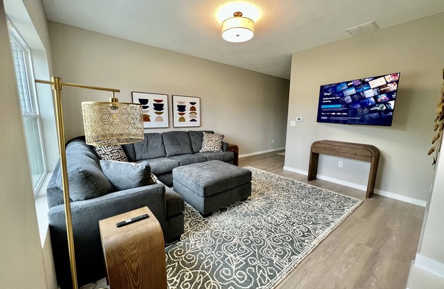New Construction Townhome - 3 King Beds/2.5 Bathroom!